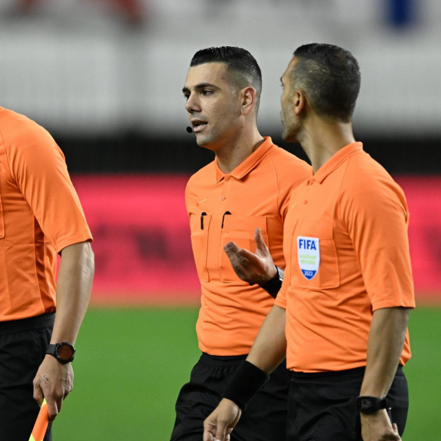 Menelaos Antoniou (u sredini) sudio je dvoboj Hajduka i Osijeka 2022. godine