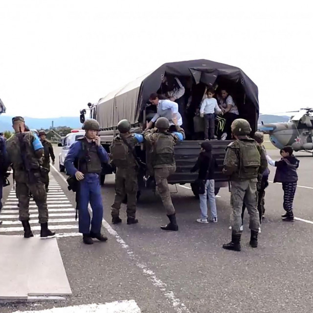 Ruski vojnici pomažu u evakuaciji