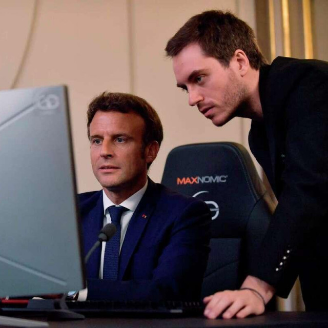 Emmanuel Macron igra videoigru pored Adrien ”ZeratoR” Nougareta tijekom sastanka u Elizejskoj palači