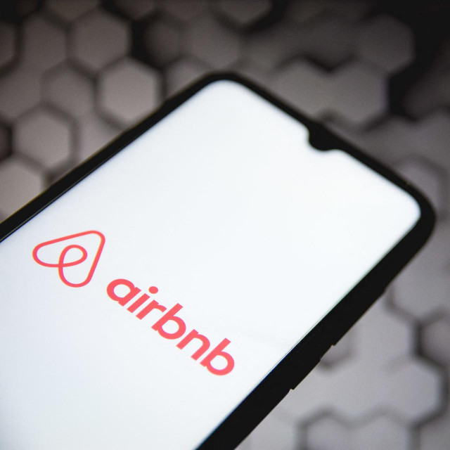 Airbnb je također rekao da će kasnije ove godine početi provjeravati sve oglase na svojih pet vodećih tržišta, uključujući Sjedinjene Države i Ujedinjeno Kraljevstvo, kako bi se suzbili prevaranti
