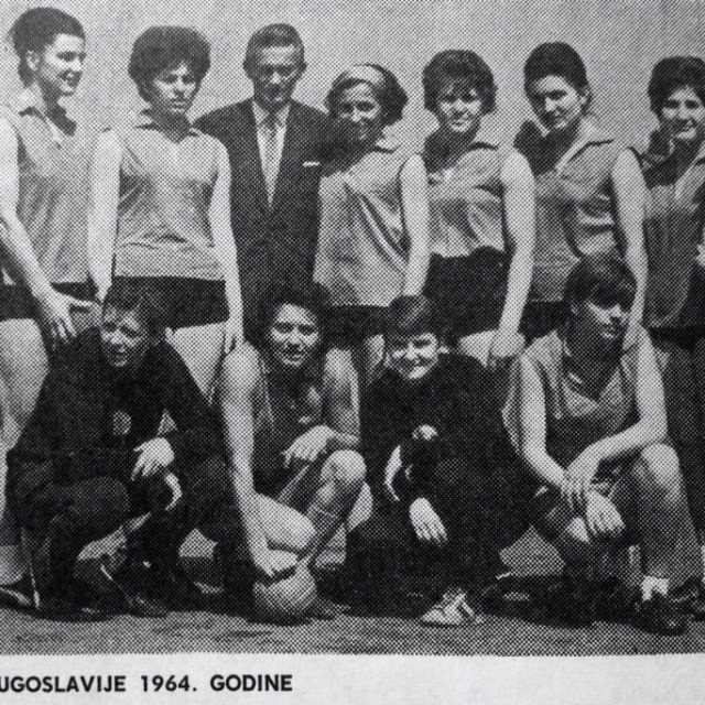Zlatna generacija Lokomotive sa Zlatom Rebernjak prva gore s lijeva, te Nadom Vučković donji red druga s lijeva