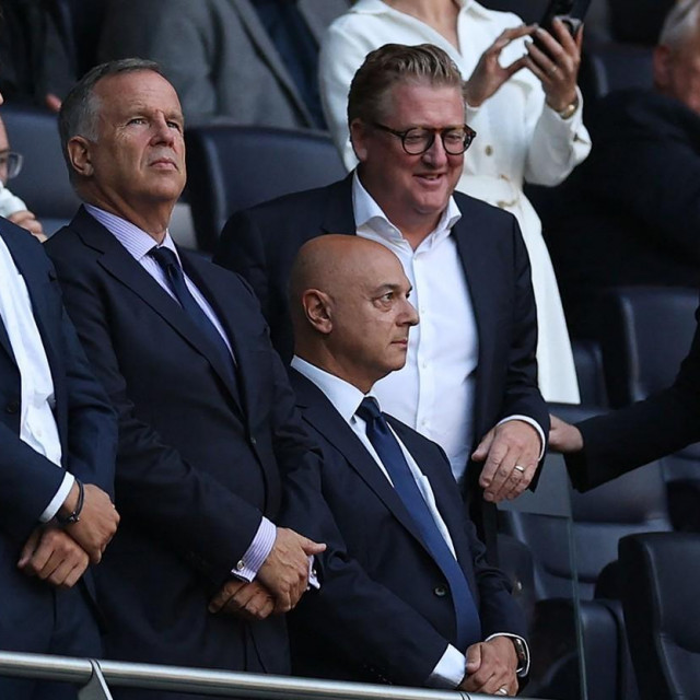 Daniel Levy (u sredini)