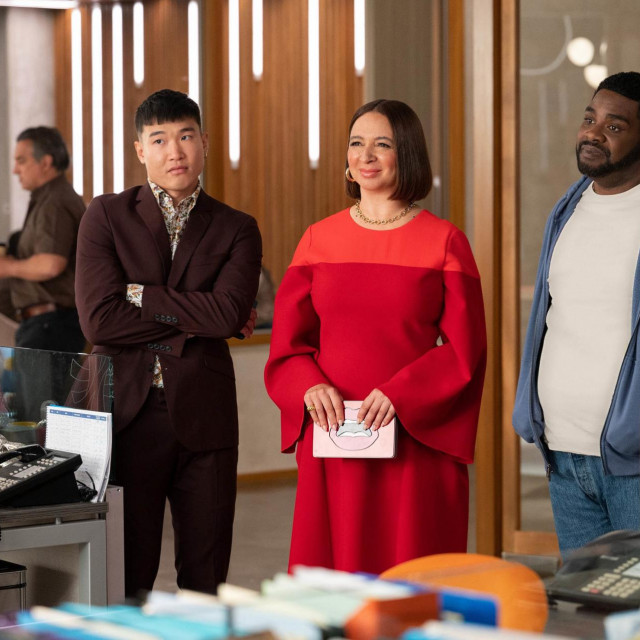 Joel Kim Booster, Maya Rudolph i Ron Funches u sceni iz serije ”Loot”