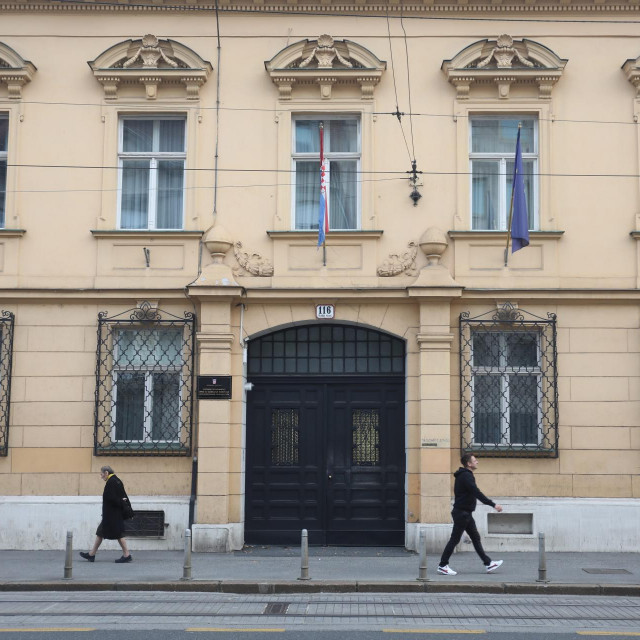 Funkcija koja je u svakoj normalnoj i zdravoj zemlji profesionalni izazov jer daje priliku da se radi nešto doista važno i veliko, a ambicioznijem pojedincu koji želi nešto ostaviti iza sebe daje priliku da zaore duboke brazde, u Hrvatskoj je postala prezrena i nepoželjna