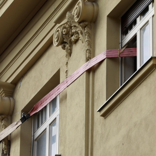 Zgrada i prozori povezani gurtanama
 