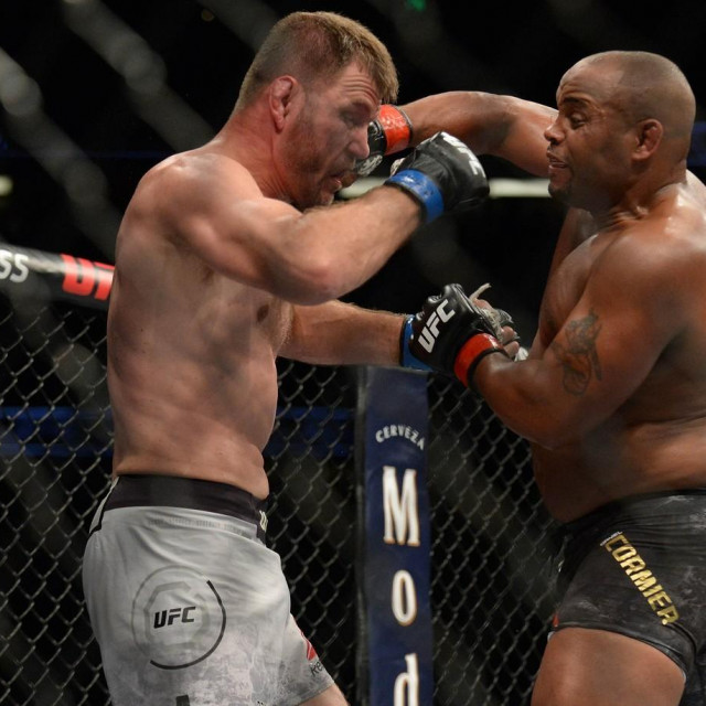 Stipe Miočić (lijevo) i Daniel Cormier (desno)