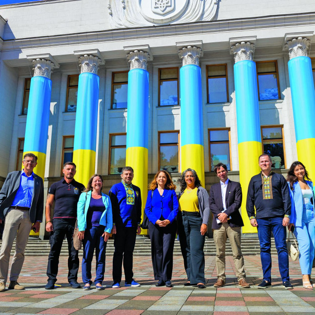 Tena Šimonović Einwalter s članovima delegacije EQUINET-a i ukrajinskim domaćinima ispred ukrajinskog parlamenta, Vrhovne rade