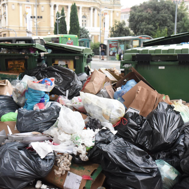 Smeće zatrpalo grad Rijeku zbog štrajka djelatnika Čistoće