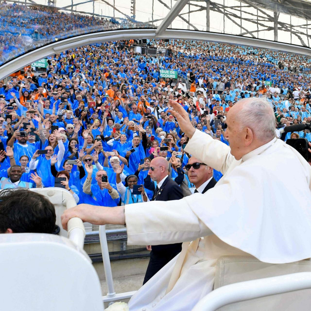 Papa Franjo na stadionu Velodrome u Marseilleu