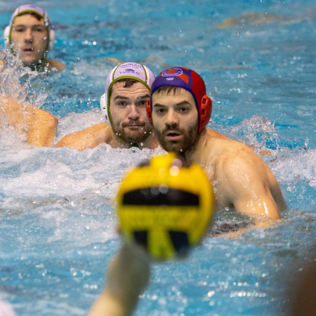 Na fotografiji: Duje Pejković (Jadran) i vratar Juga Toni Popadić