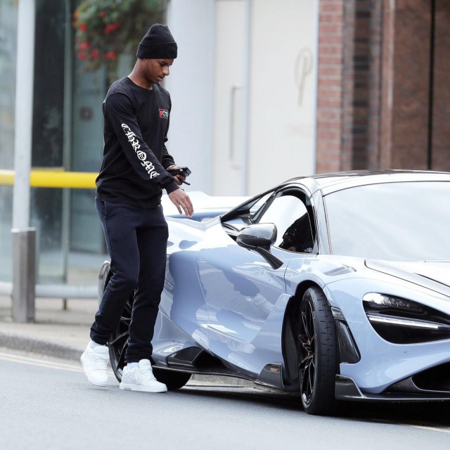 Rashford s jednim od svojih automobila, McLarenom