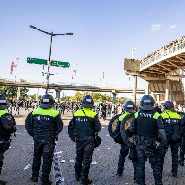 Specijalci ispred Johan Cruijff Arene