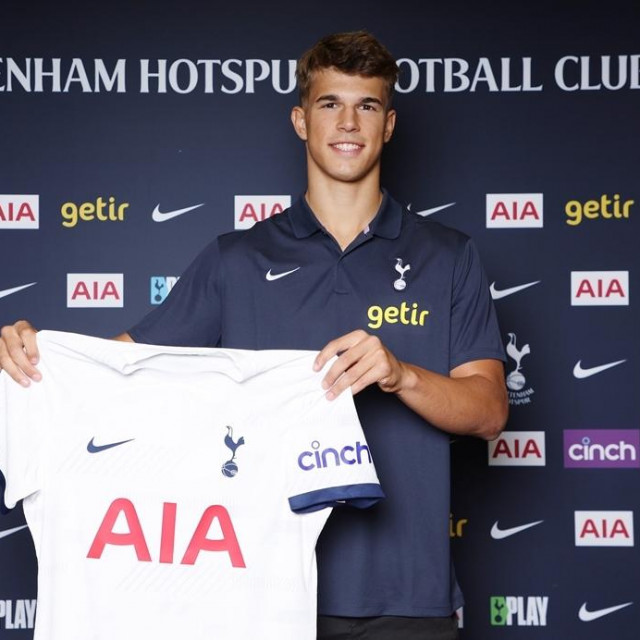 Luka Vušković s dresom Tottenhama
