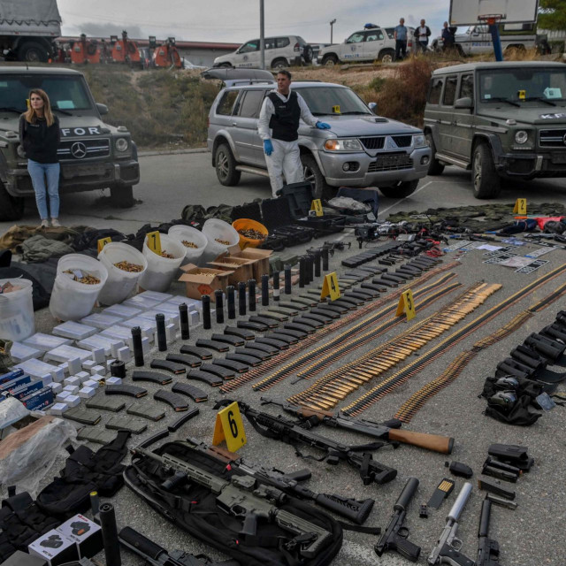 Kosovska policija pokazala je zaplijenjeno oružje i streljivo uključujući jurišne puške bivše jugoslavenske vojske, strojnice, snajpere, granate, protutenkovske raketne bacače, ručne bombe, mine i dronove.