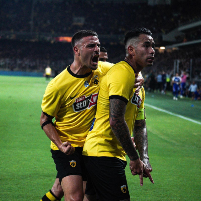 Konstantinos Galanopoulos sa suigračem Sergiom Araujom