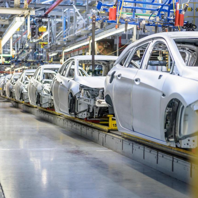 Proizvodnja električnih automobila (ilustracija)