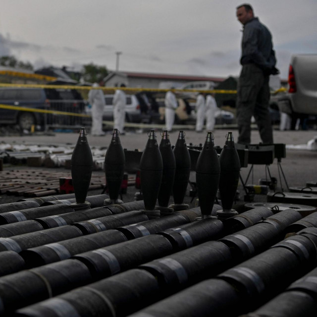 Kosovski policajci pokazuju zaplijenjeno oružje i vojnu opremu u selu Banjska