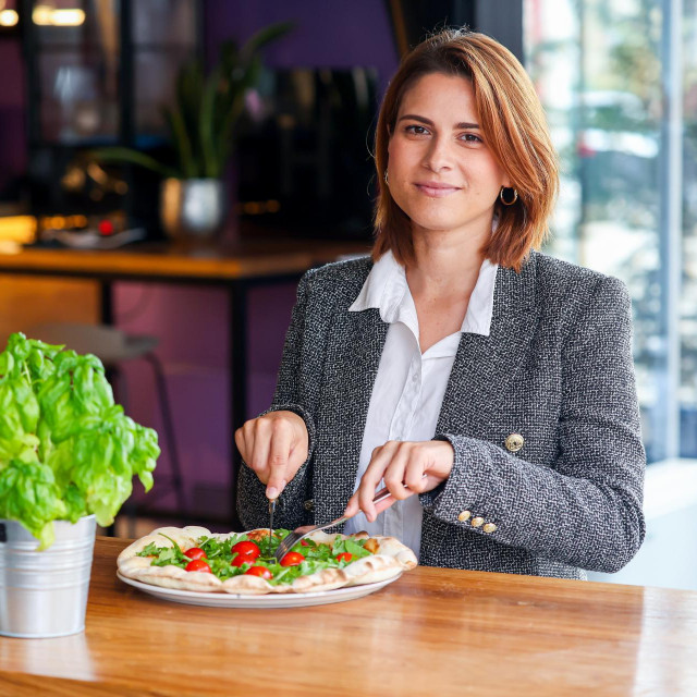 Novinarka Ida Tomašković degustira pizzu iz Dukse