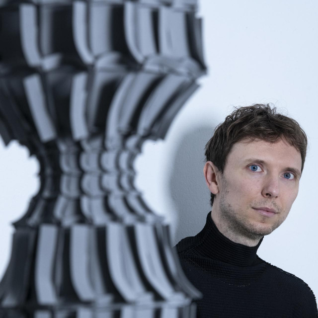 Hrvatski modni dizajner i medijiski umjetnik Matija Čop uoči otvaranja izložbe Heat, grief, teeth u Galeriji Kranjčar