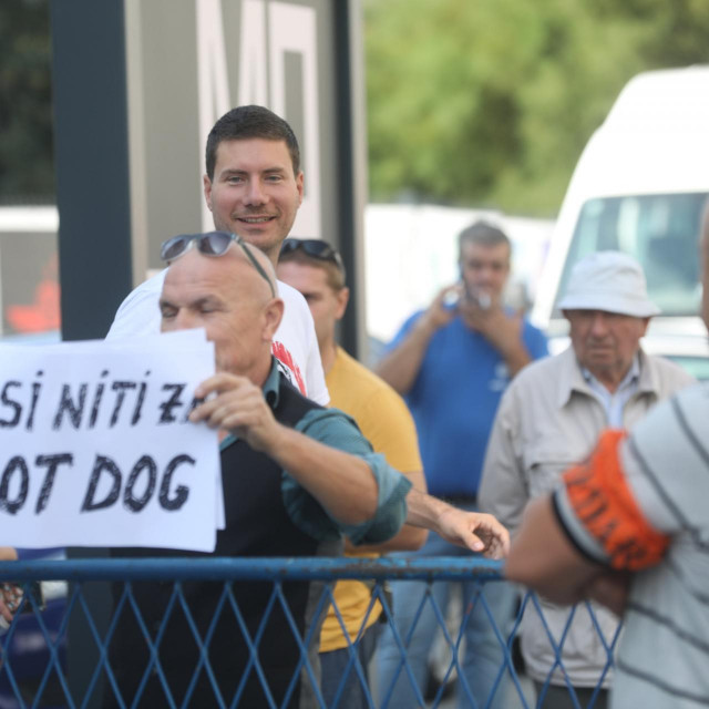 Ivan Pernar i nekolicina prosvjednika ispred Zagrebačkog velesajma