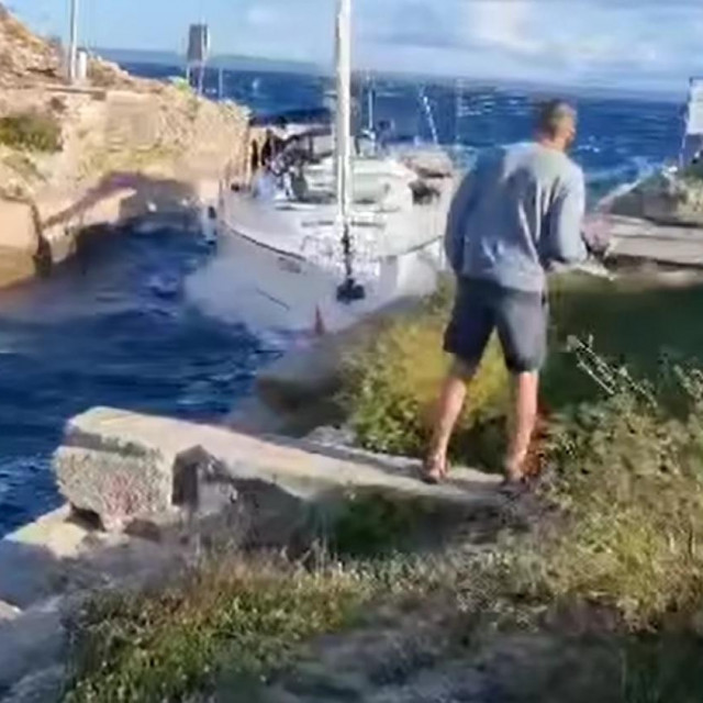 Jedrilica u kanalu Privlaka