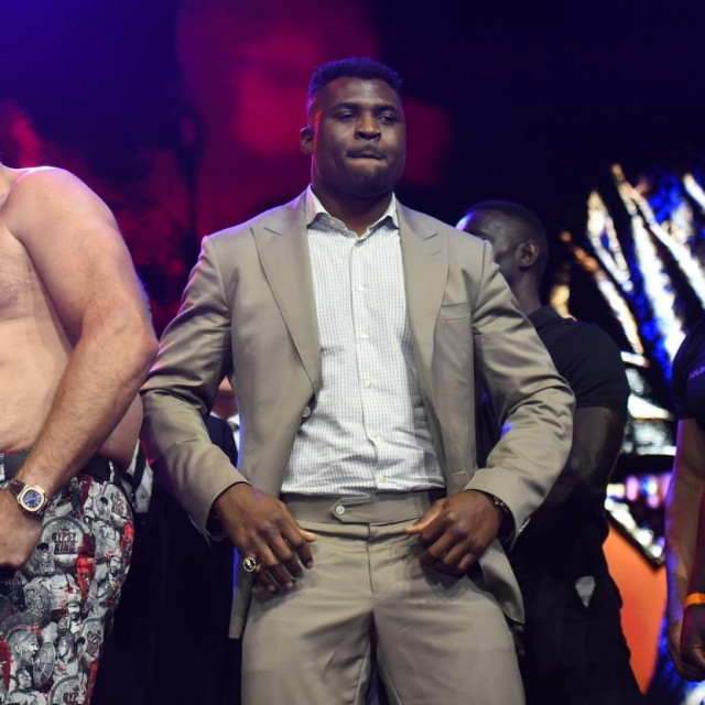 Tyson Fury (lijevo) i Francis Ngannou (desno)