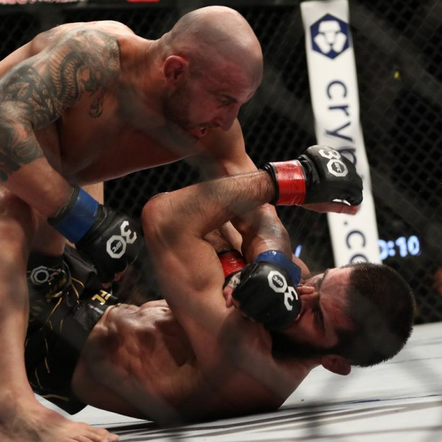 Alexander Volkanovski (gornji) vs. Islam Makhachev (donji)