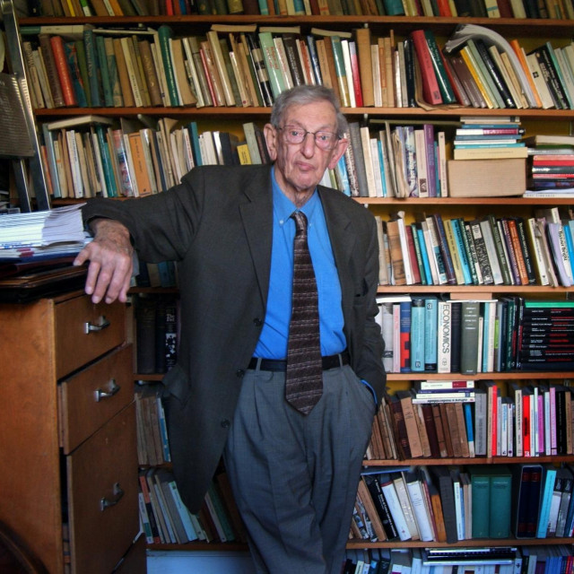 Čitajući knjigu čovjek na trenutke stječe dojam kao da ju je prestao pisati ugledni, 63-godišnji kembridžski i stanfordski akademik. Kao da se iza nje pojavio pravi Hobsbawm: 13-godišnji dječačić koji čita stripove o Zorou i Zagoru