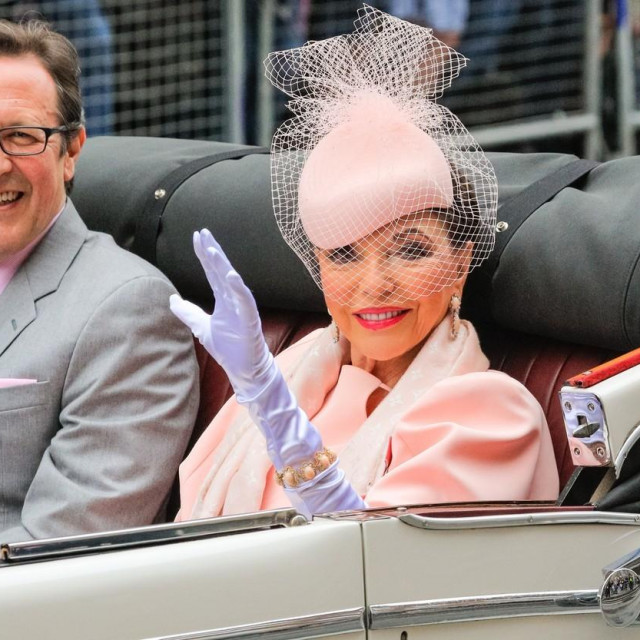 Joan Collins i njen suprug Percy Gibson, 2022.