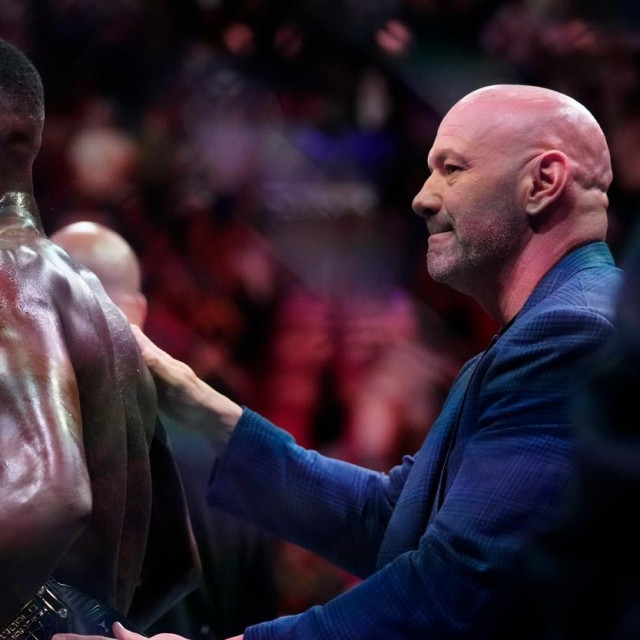 Israel Adesanya (lijevo) i Dana White (desno)