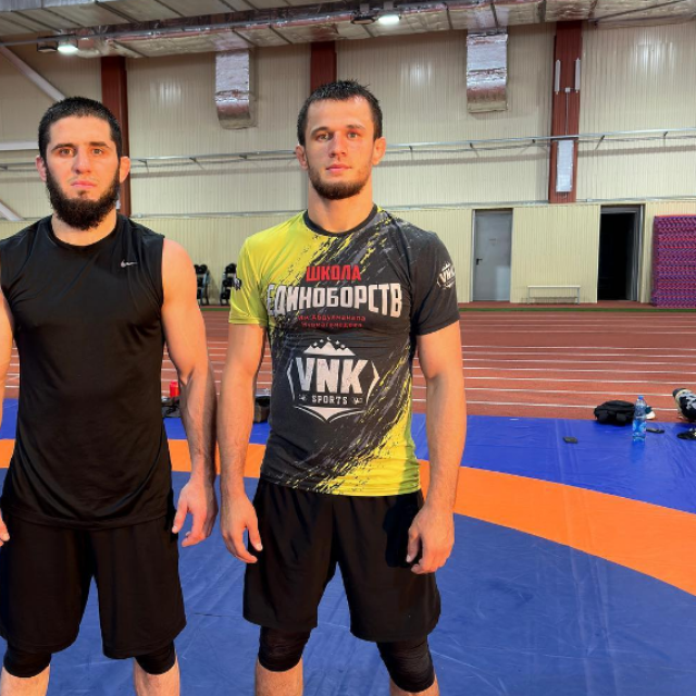 Islam Makhachev (lijevo) i Usman Nurmagomedov (desno)
