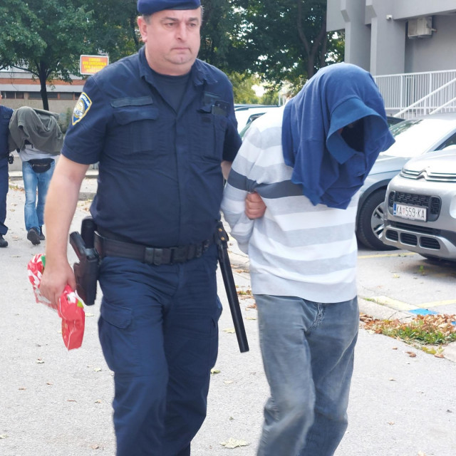 Privođenje jednog od osumnjičenih policajaca