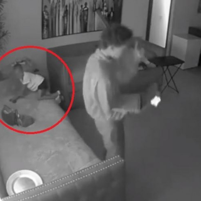 Djevojčica uzima pištolj