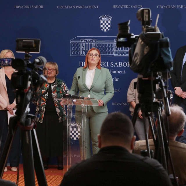 Peđa Grbin, Natalija Martinčevic, Anka Mrak Taritaš, Katarina Peović, Ivana Kekin i Romana Nikolić