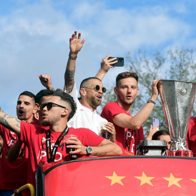 Rakitić sa suigračima