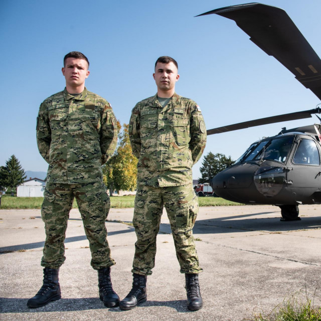 Leon Garić i Lovro Antolić Delač ispred helikoptera Black Hawk
