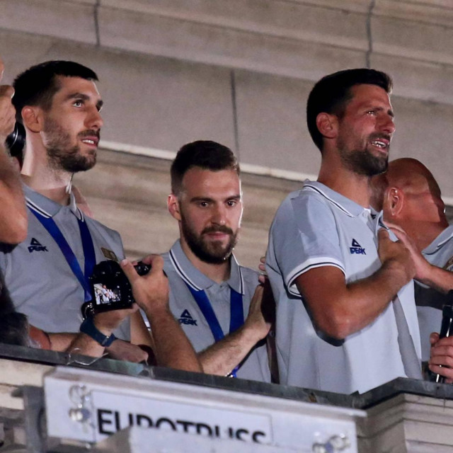 Doček u Beogradu za srpske košarkaše nakon srebra na Mundobasketu, Ognjen Dobrić (prvi s lijeve strane)