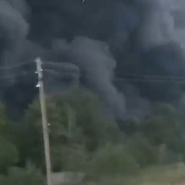 Gusti oblaci crnog dima iznad sela Strimba