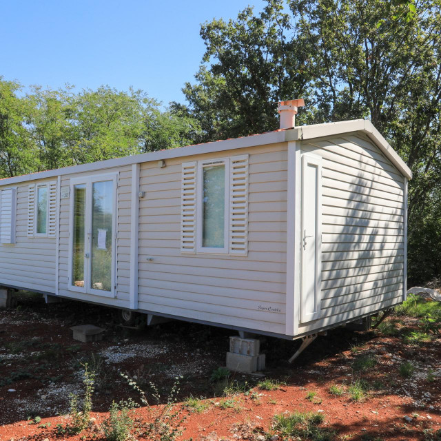 Bespravno postavljena mobilna kućica