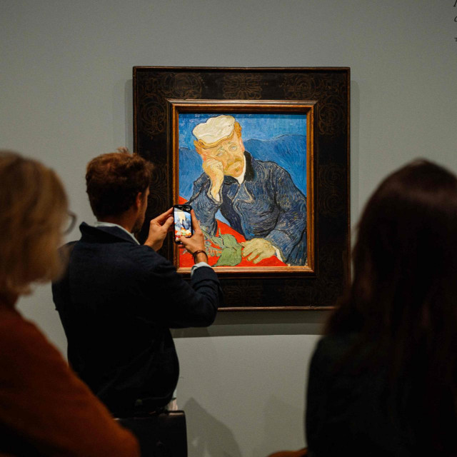 Visitors look at ”Le Docteur Paul Gachet”, a painting by Vincent Van Gogh during the press preview of the exhibition ”Van Gogh in Auvers-sur-Oise, last months” at Orsay Museum in Paris on September 29, 2023. (Photo by Dimitar DILKOFF/AFP)