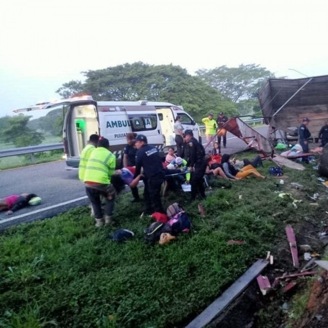 Prevrnuti kamion u kojem su bili kubanski migranti