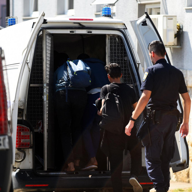 Ilustracija, policija postupa prema migrantima