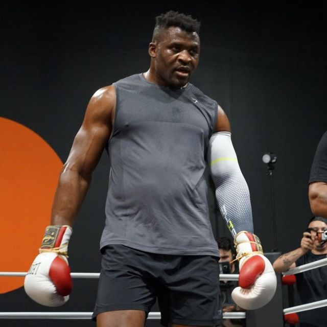 Francis Ngannou (lijevo) i Mike Tyson (desno)