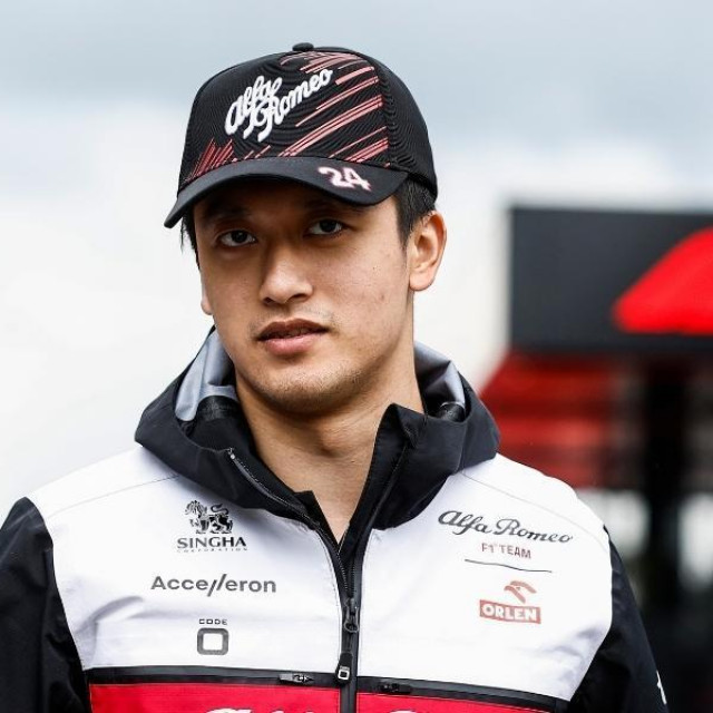 Zhou Guanyu je osvojio bodove u dva navrata ove godine, u Australiji i Španjolskoj te zaostaje samo dva boda za iskusnijim timskim kolegom Valtterijem Bottasom, uz još šest utrka do kraja ove godine.