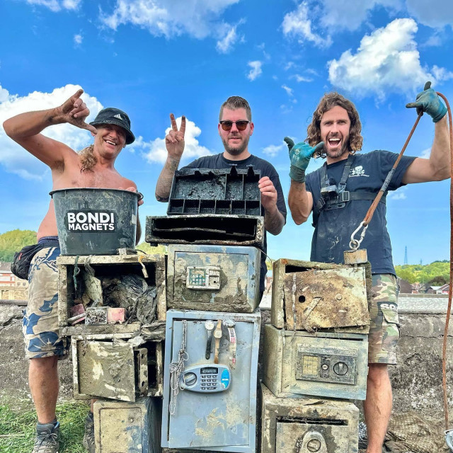 Australac Leigh (desno) sa svojim ulovom