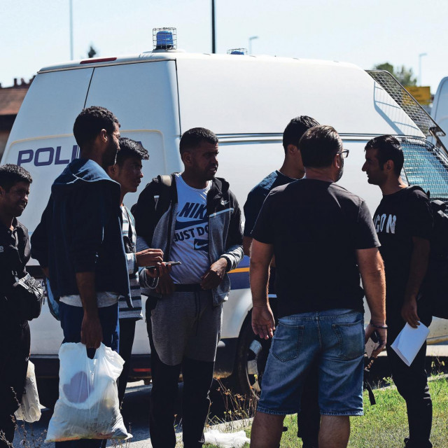 Nakon obavljenog posla, produžila sam do Rastoka. Oko 18 sati prišla mi je ženska osoba i zamolila je cigaretu. Pitala je idem li prema Zagrebu i bih li ih mogla povesti. Nisam znala da su to migranti