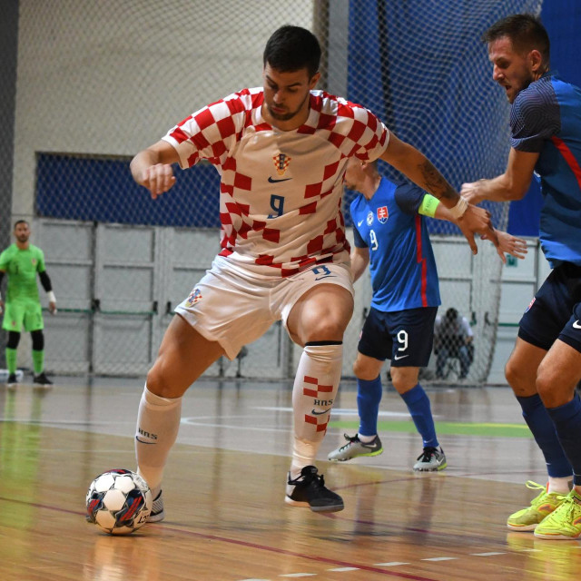 Luka Perić (lijevo) u dvoboju sa Slovačkom