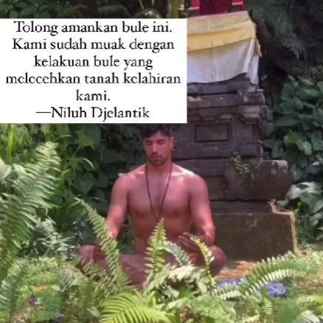 Goli turist meditira u hramu na Baliju