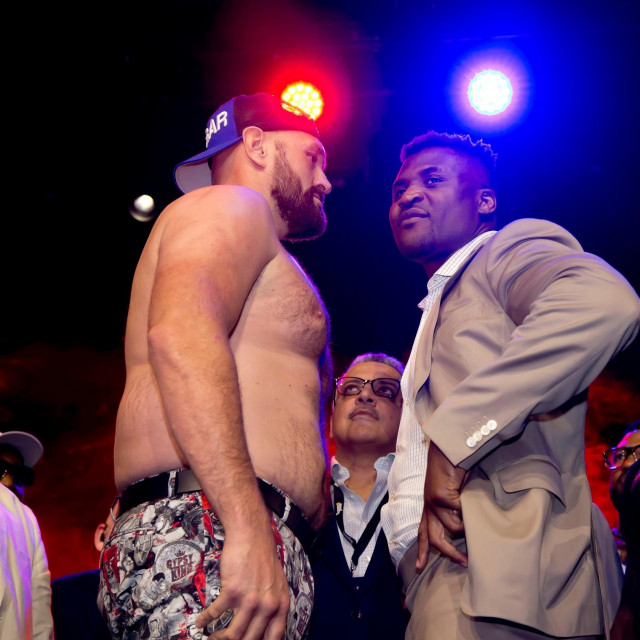 Tyson Fury (lijevo) i Francis Ngannou (desno) tijekom sučeljavanja