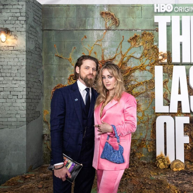 Ashley Johnson i Brian Wayne Foster